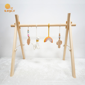 Szydełkowa lama Baby Play Gym z wiszącym gryzakiem