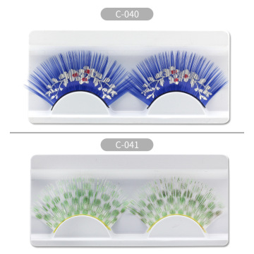 Faux cils exagérés colorés avec motif en carton