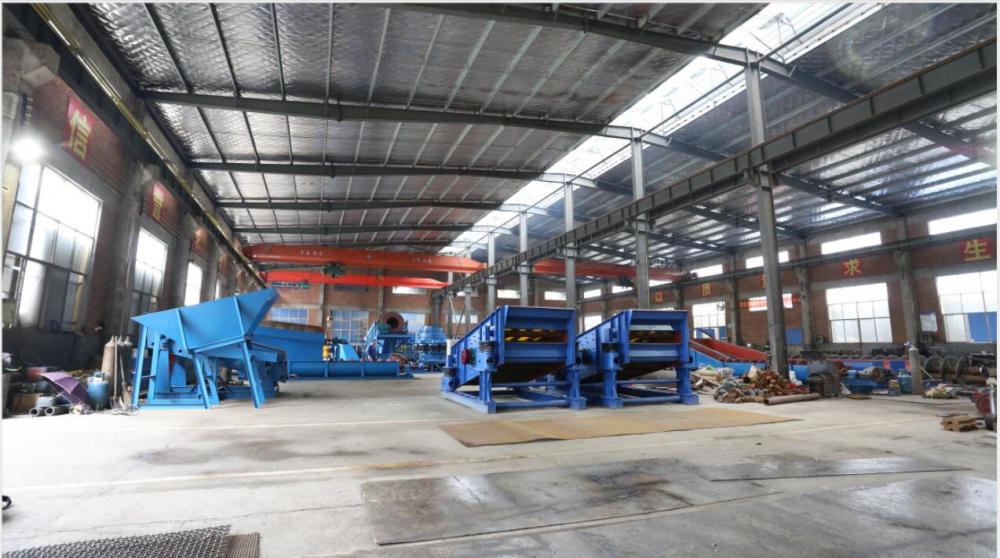 Dewatering vibrating screen with polyurethane mesh