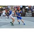 Het reinigen van het basketbalveld van het all-weather