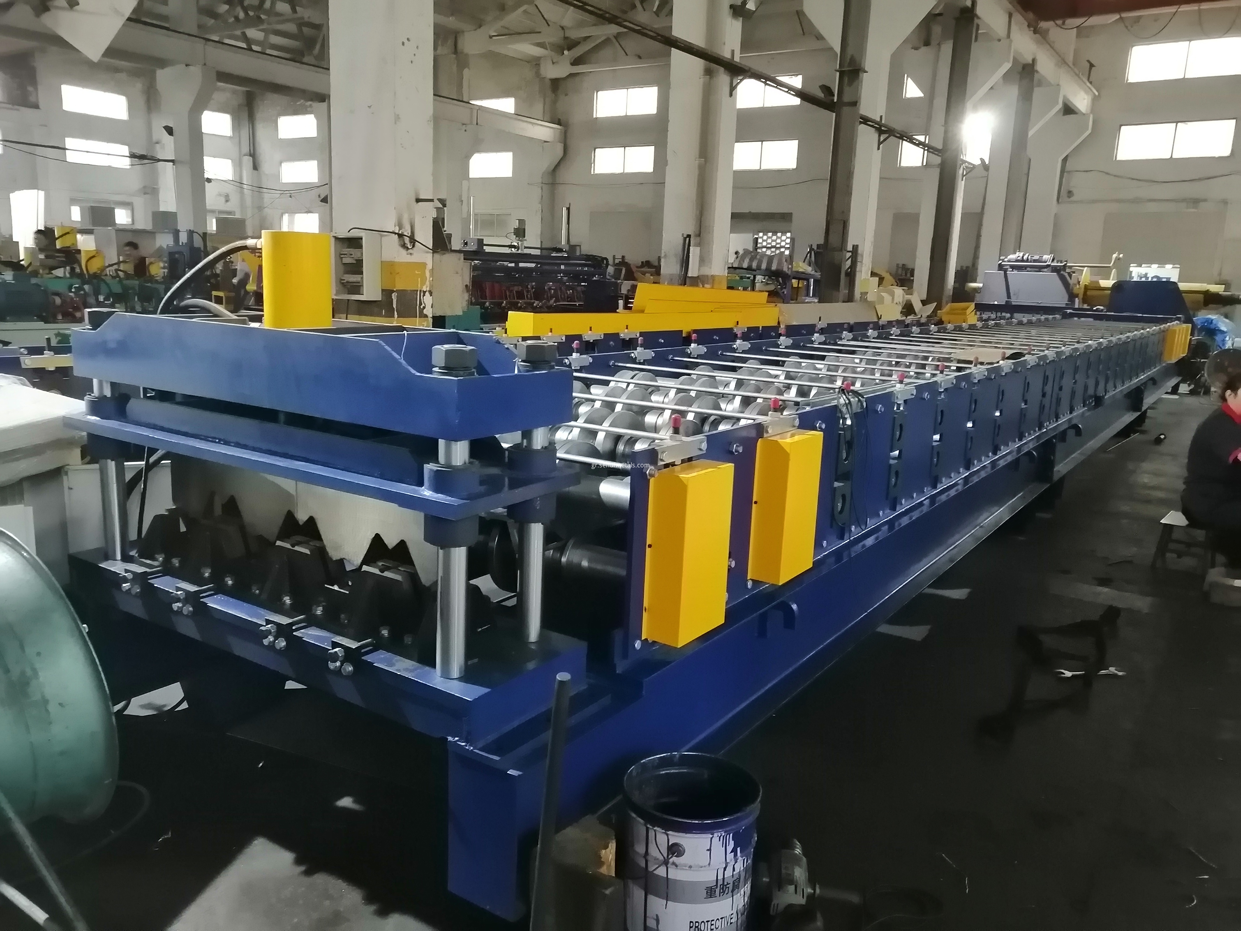 Floor deck roll forming machine