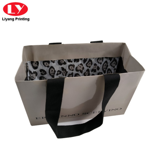 Abbigliamento grigio trasportare sacchetti di carta logo nero di lusso