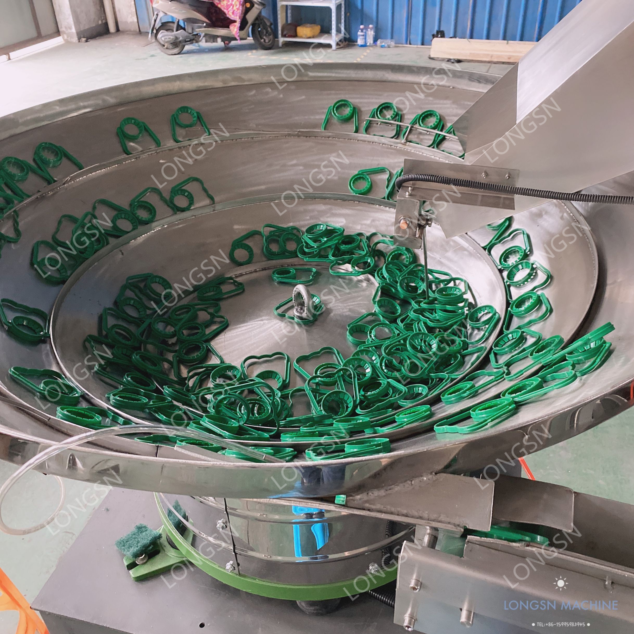 Fully automatic plastic bottled handle inserts machine handle ring lifting insert machine ring pull cap cap machine