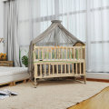 Baby met behulp van stralingsbescherming bed luifel klamboe