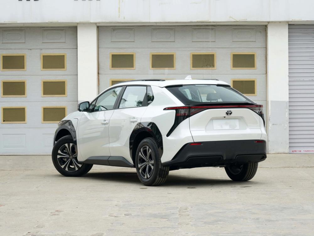 سيارات الدفع الرباعي ذات الجودة المتوسطة الحجم عالية الجودة من Toyota- BZ4X Electric SUV 2022 نموذج جديد