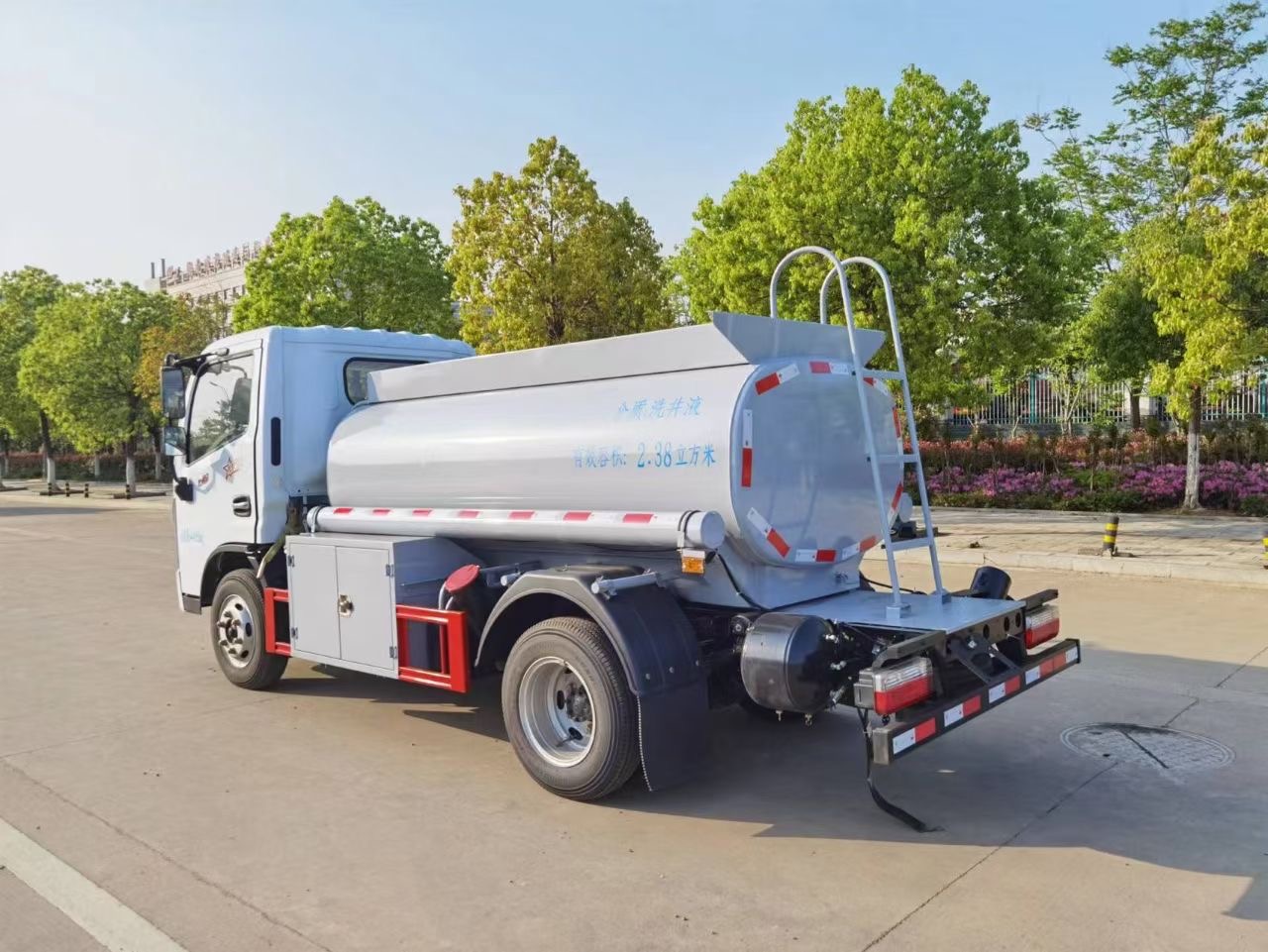 Прочный автоцистерна для хранения топлива для транспортировки Durable Fuel Storage Tank Truck for Transportation