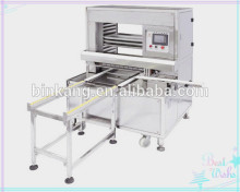 Moon cake arranging machine