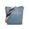 Sac seau en cuir bleu moyen Lauren Ralph