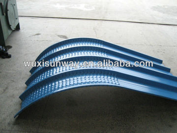 Colored steel roof sheet curving machine