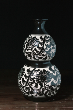 Black glaze flower picking gourd bottle