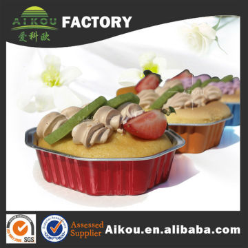 Disposable plastic clamshell food containers