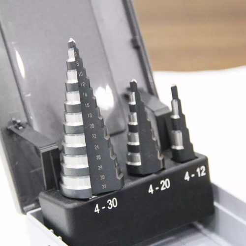 Fabrika Yüksek Kaliteli 3 PCS Siyah ve Beyaz 4241 Adım Matkap Bit Set Düz Flüt Adım Matkap Bit Metal için Gül Kılıfı