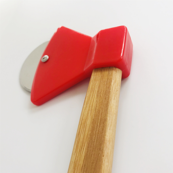 AXT PIZZASCHNEIDEN AXE PIZZA CUTTING