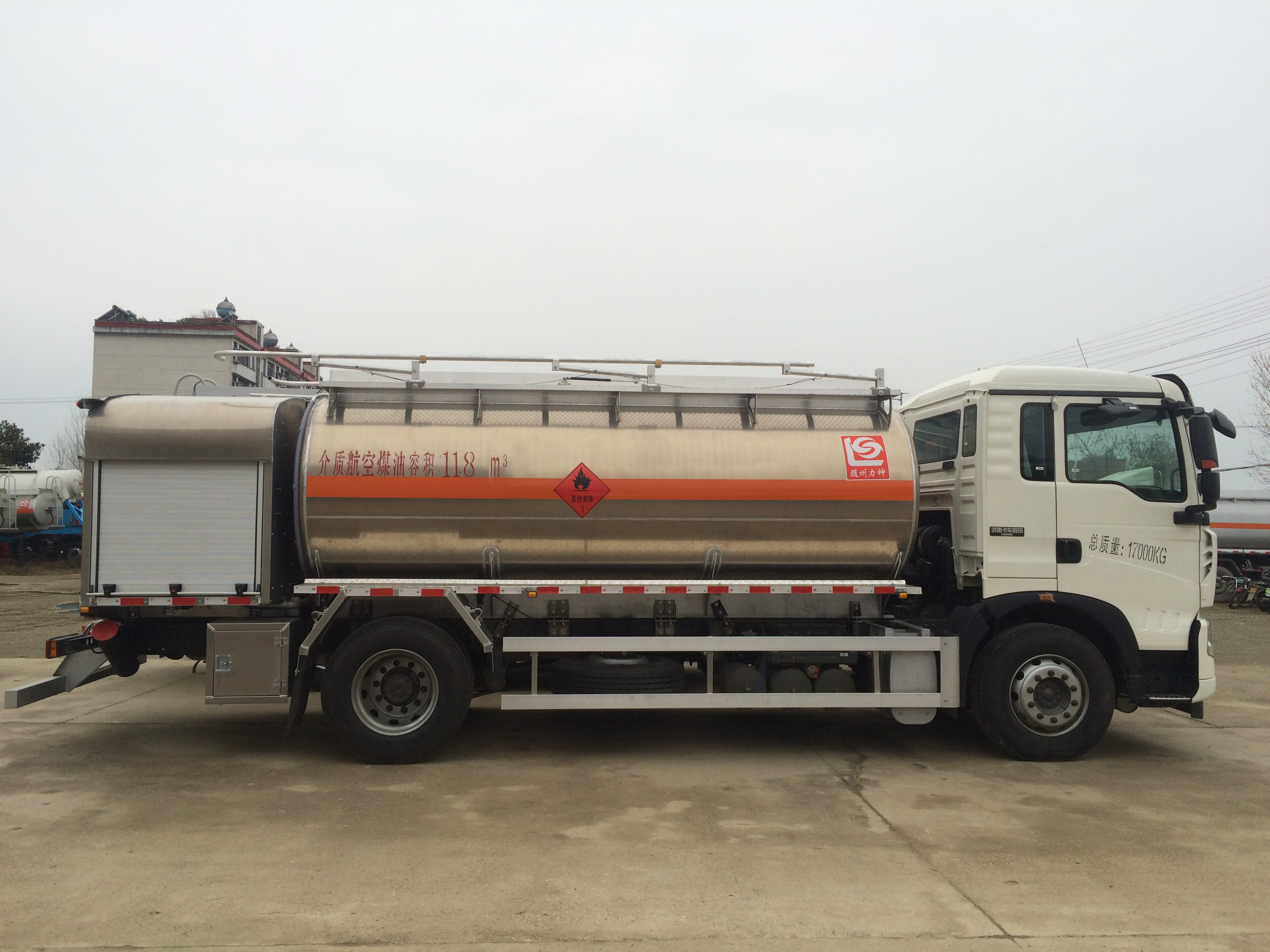 aircraft refueling truck