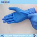 Examen des gants de vinyle médical