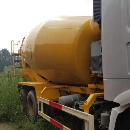 Truk Pengaduk Beton Howo 12m3 yang Direnovasi