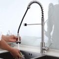 Tirez vers le bas du robinet mélangeur d&#39;eau en laiton à ressort flexible Robinet d&#39;évier de cuisine brossé en acier inoxydable
