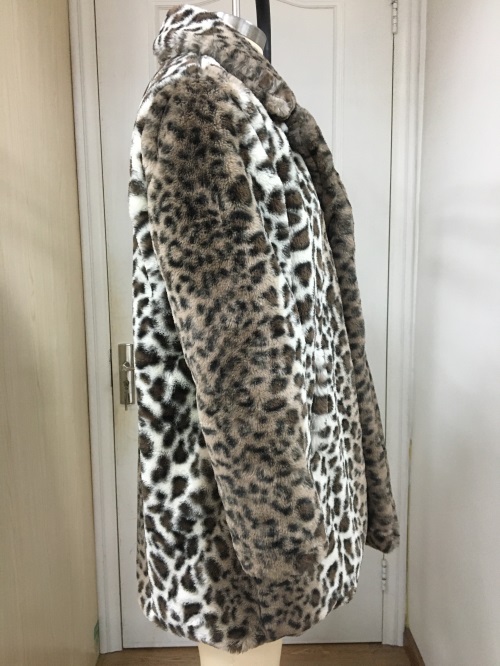 Abrigo de piel sintética con estampado de leopardo