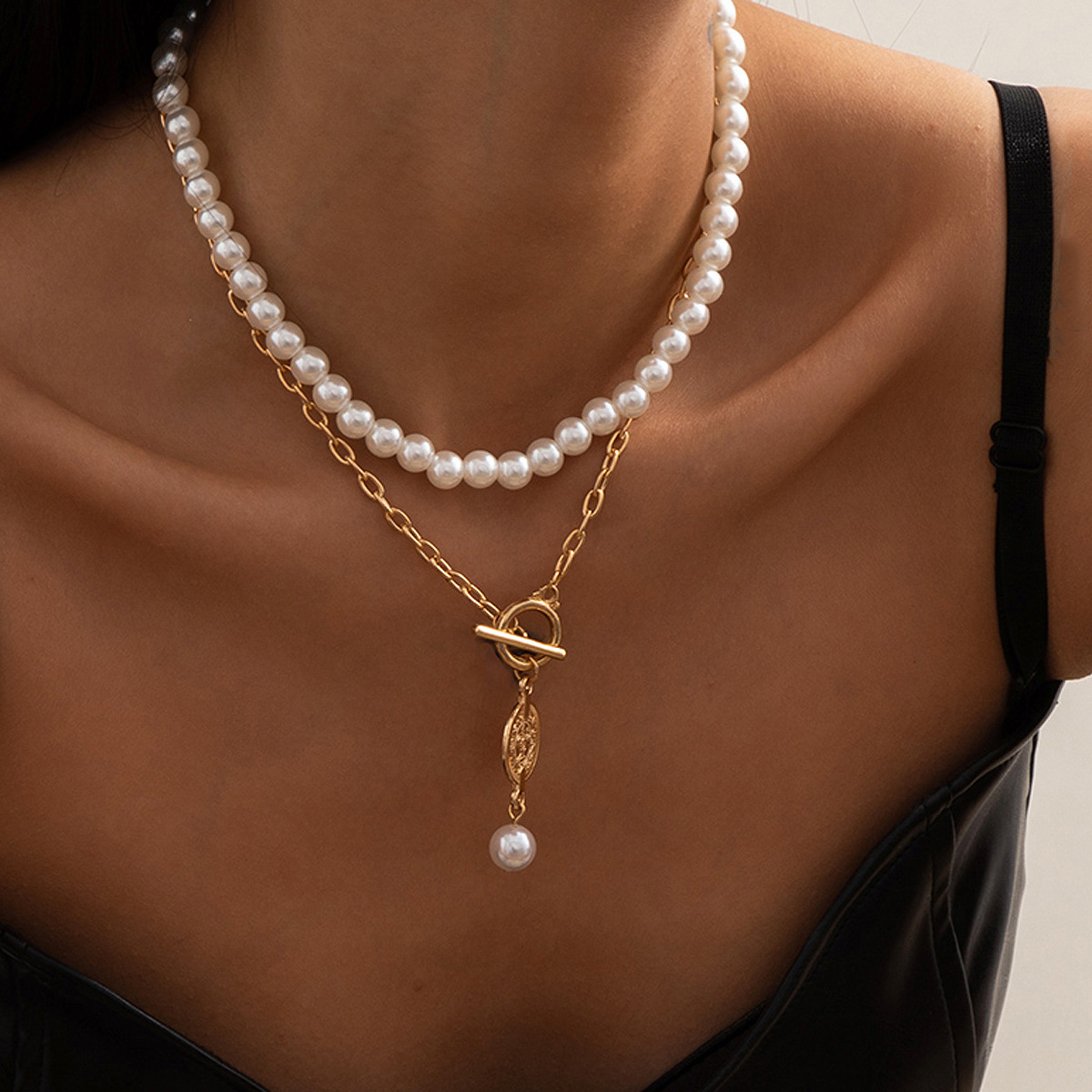 Simple luxury Pearl clavicle chain temperament retro portrait printing pendant OT buckle multi layer necklace