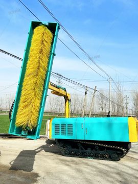 Solar panel cleaning machine