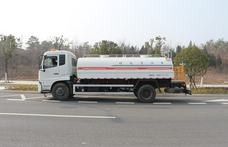 شاحنة رش المياه نوع جديد فاخر Dongfeng 12000L