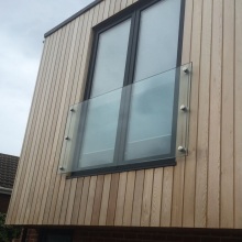 Simple porch glass handrail supporting glass hardware