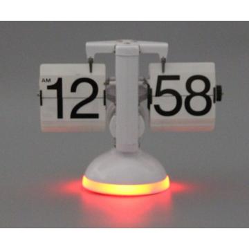 Reloj de sobremesa pequeño con tapa y luces LED