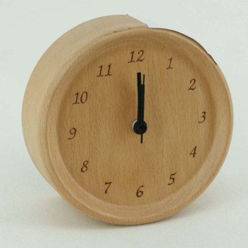 Reloj de escritorio de madera pulido útil