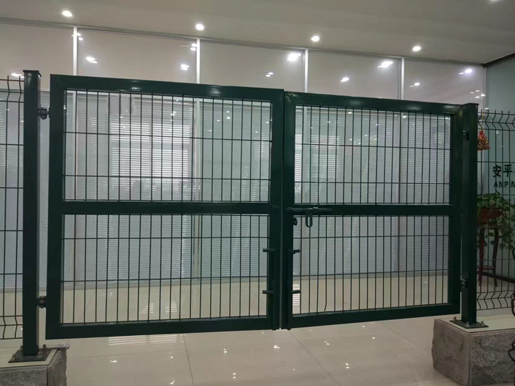 welded-wire-mesh-steel-gate