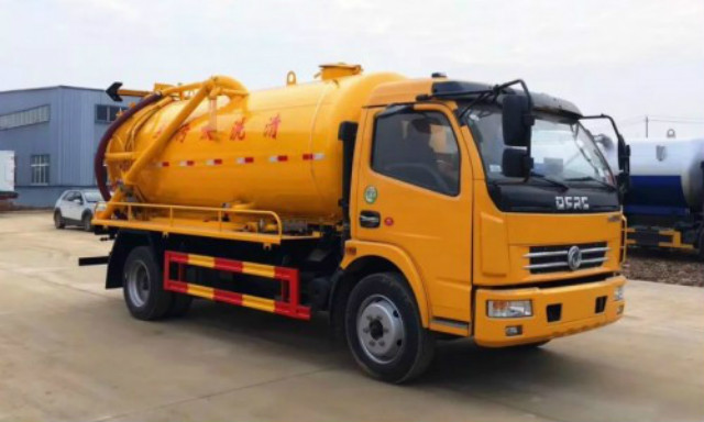 r Dongfeng 9000L شاحنة مضخة مياه الصرف الصحي