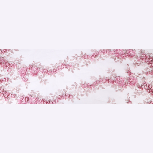 Tissu rose avec des broderies en dentelle à fleurs 3D