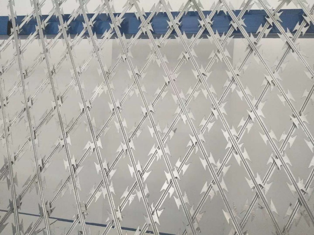 Barbed wire mesh reinforcement chain link fence installation