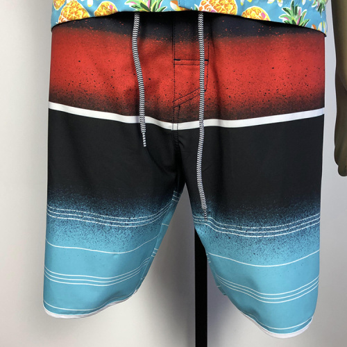 Mehrfarbig gestreifte Riemchen -Boardshorts