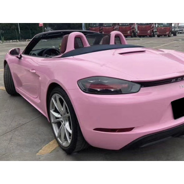 光沢のあるピンクの車のラップビニール