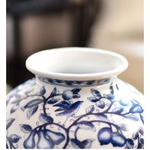 المزهريات الخزفية الصينية التقليدية باللونين الأزرق والأبيض