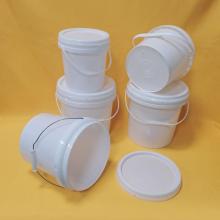 Hot runner mold for buckets