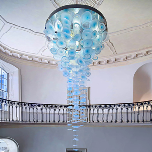 Grand lustre en cristal bleu attrayant hall