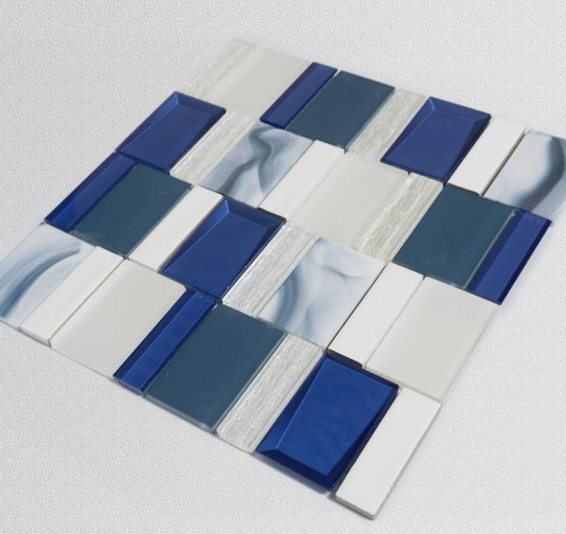 Verre bleu et tuiles en mosaïque en céramique