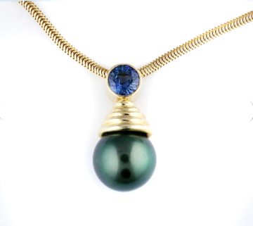 Light bulb pendant necklace with large pearl