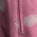 Shorts de praia com padrões de abacaxi rosa