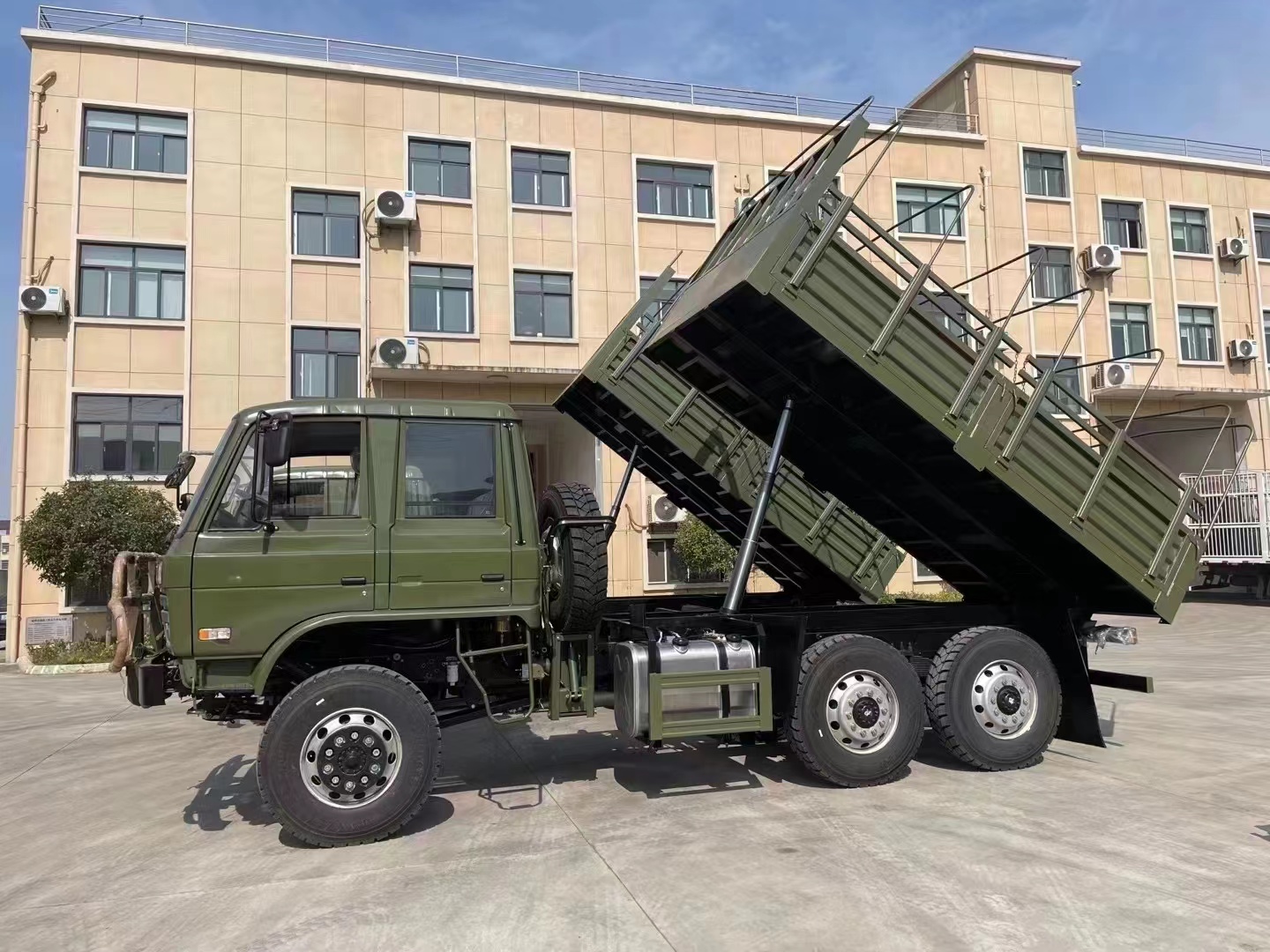 6x6 Off Road Cargo Truck (2) 6x6 Off Road Cargo Truck (2)