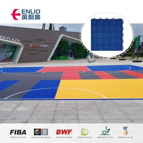 Azulejos de plástico en la cancha de baloncesto al aire libre