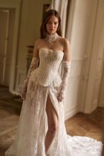 Romantic and extremely delicate chantilly lace opera gloves with scallop edges