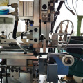 Otwarta metalowa maszyna do montażu zamka
