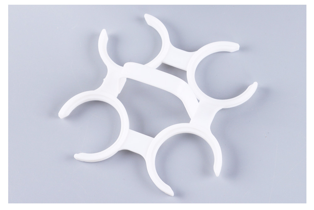 مشبك مقبض زجاجة من البلاستيك مكون من أربعة قطع × Plastic Four Pack Bottle Handle Clip x
