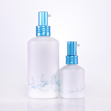Bottiglia di contagocce bianca opale con pompa in alluminio blu