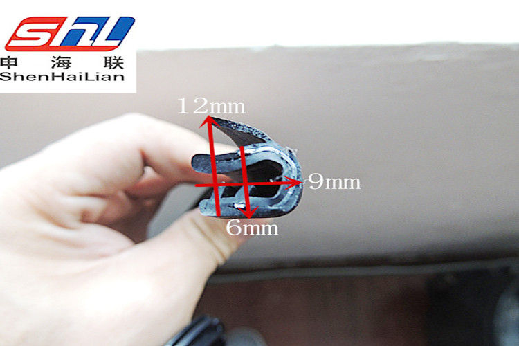 Anti  Aging Windscreen Automotive Rubber Seal With Metal Clip For Dustproof