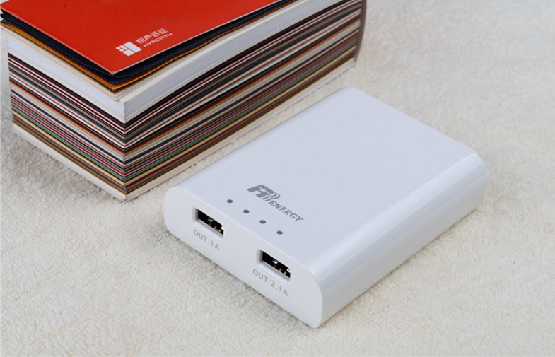 White Fast Charging Dual USB Li-ion Power Bank 5200mAh AC Input