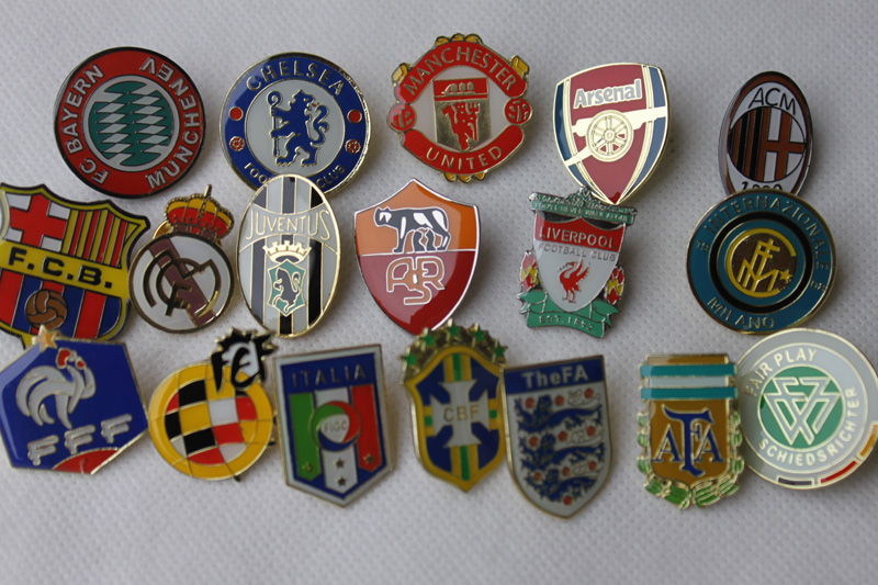 Silk screen / offset printing 1mm Custom Badges embroidered football badge