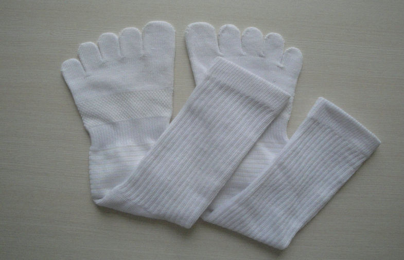 Cotton Womem White Five Toe Socks , knitted Knee High Socks For Ladies